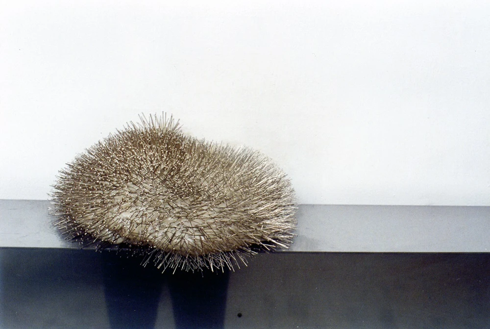 陳慧嶠，《對峙》局部，1991，不鏽鋼板、大頭針、麵團，90×90×5cm。-圖片